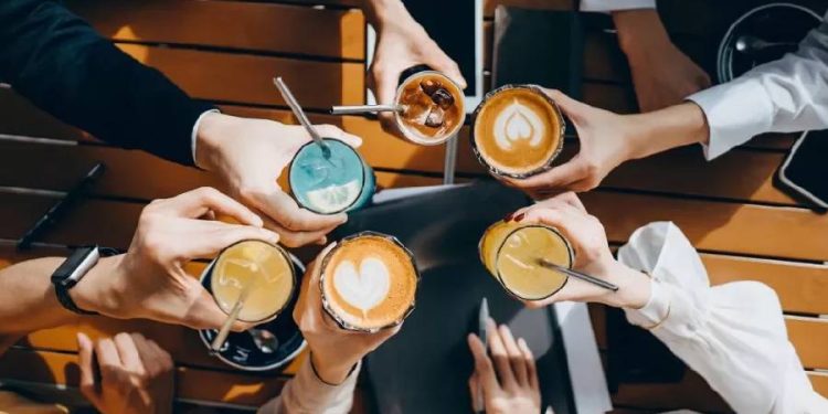 El-nuevo-ritual-de-las-marcas_-Coffee-parties-y-la-conexion-genuina-en-la-era-digital-750×375